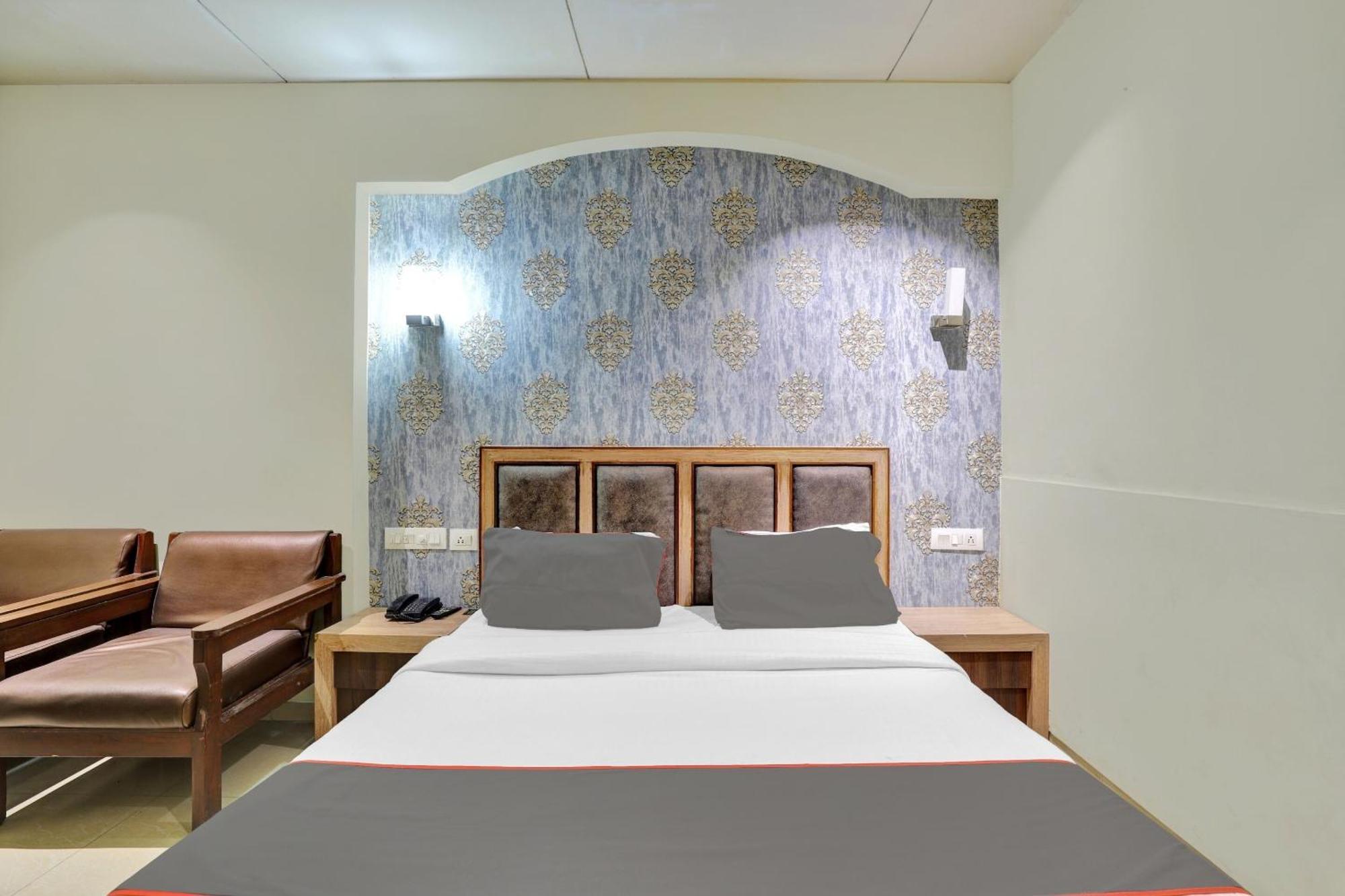 Collection O 82926 Hotel Royal Plaza 아흐메다바드 외부 사진