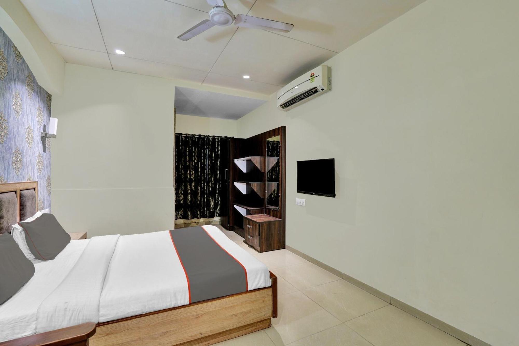 Collection O 82926 Hotel Royal Plaza 아흐메다바드 외부 사진